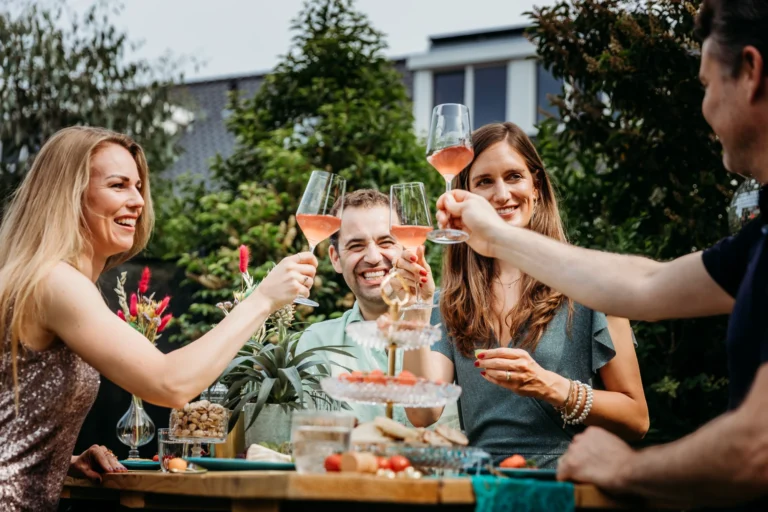 mensen drinken wijn in het zonnetje